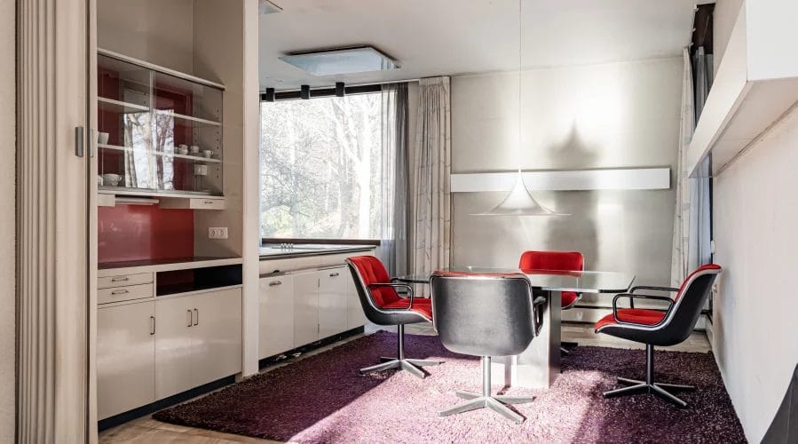 Een keuken met een eettafel en stoelen.