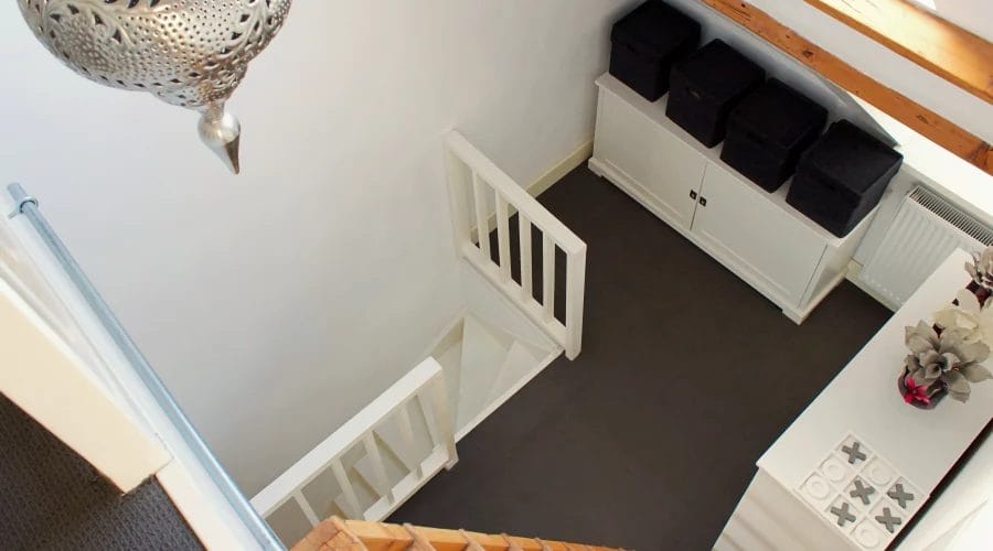 interieurstyling ridderkerk, jaren 30 woning, balkenplafond, hoog plafond, landelijke-moderne inrichting, vide, overloop