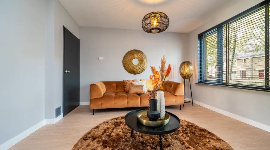 Een woonkamer met een bruine bank en een salontafel. meubels huren, meubelverhuur luxe pakket