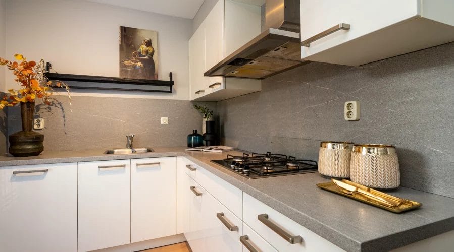 Een keuken met een fornuis en een gootsteen. meubels huren, meubelverhuur luxe pakket