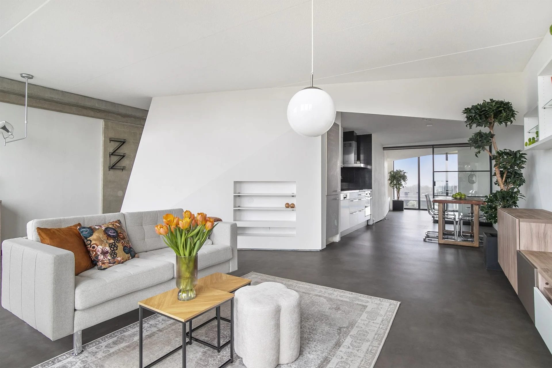 Een woonkamer met een bank en een salontafel.