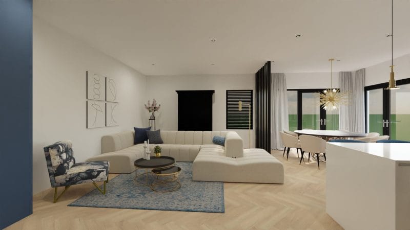 Moderne woon- en eetkamer met een witte hoekbank, een fauteuil met patroon, een blauw tapijt, ronde salontafels en grote ramen met zwarte kozijnen en transparante gordijnen.