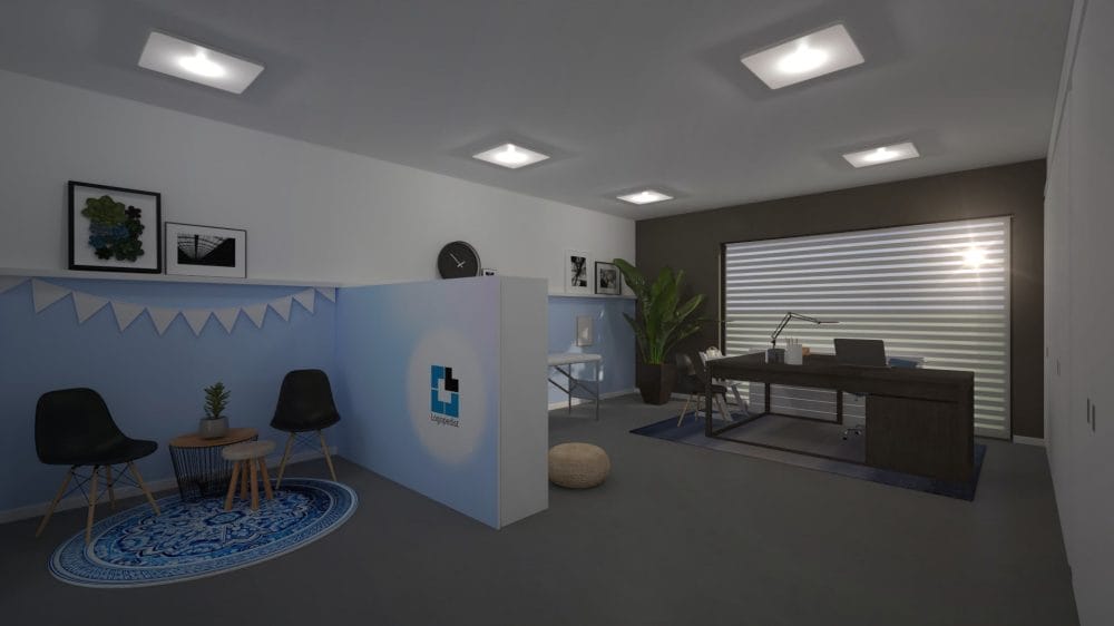 Modern kantoor met een bureau, stoel, computer, potplant en wanddecoratie. Een kleine zithoek met twee stoelen en een rond vloerkleed wordt afgescheiden door een scheidingswand. Groot raam met jaloezieën.